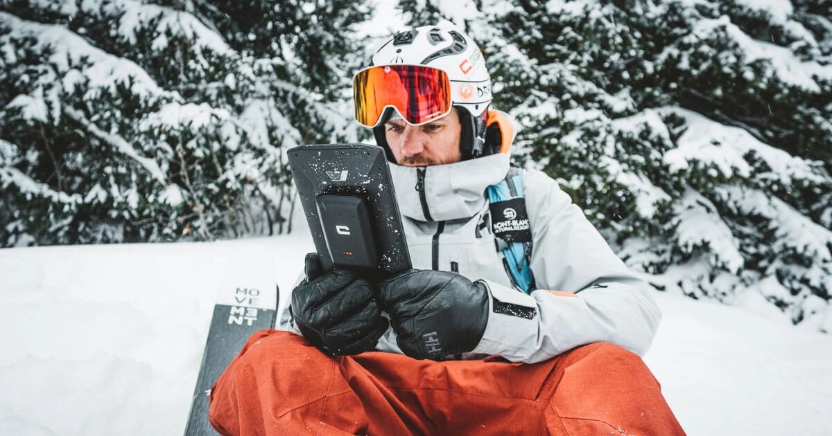 Aurélien Ducroz, triple champion du monde de ski freeride et skipper avec sa tablle CORE-T4 et sa batterie externe